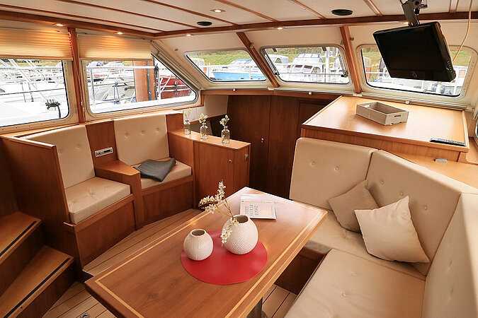 Dieses Bild zeigt unsere Yacht M-Line - M-Retro - Salon anderer Winkel Gegenseite