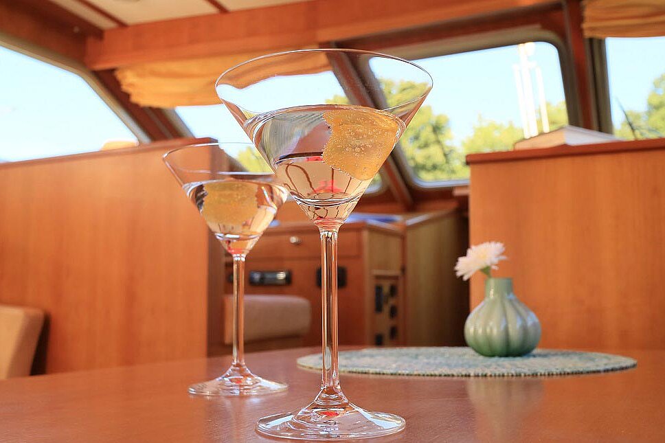 Dieses Bild zeigt unsere Yacht Aquamarin - M-Cruiser 125 - Salon Nahaufnahme mit Gläsern