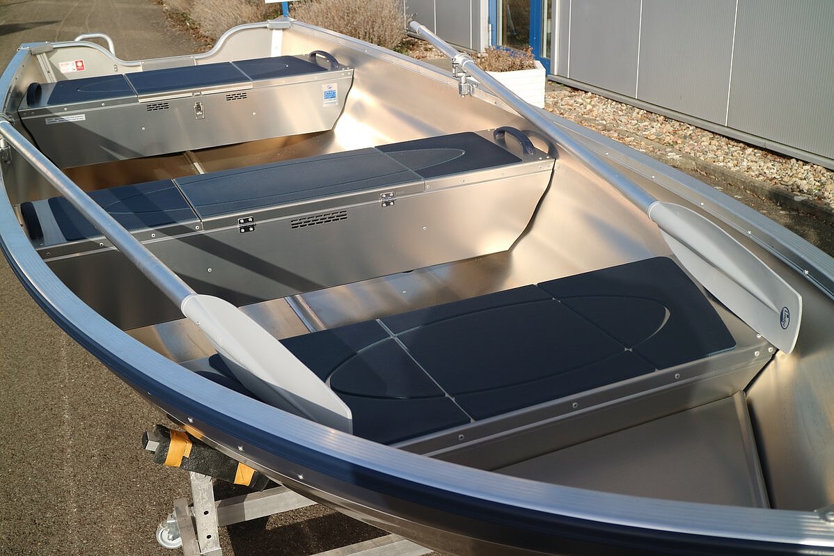 Dieses Bild zeigt die Innenansicht der Linder Fishing 440 mit zwei Rudern.