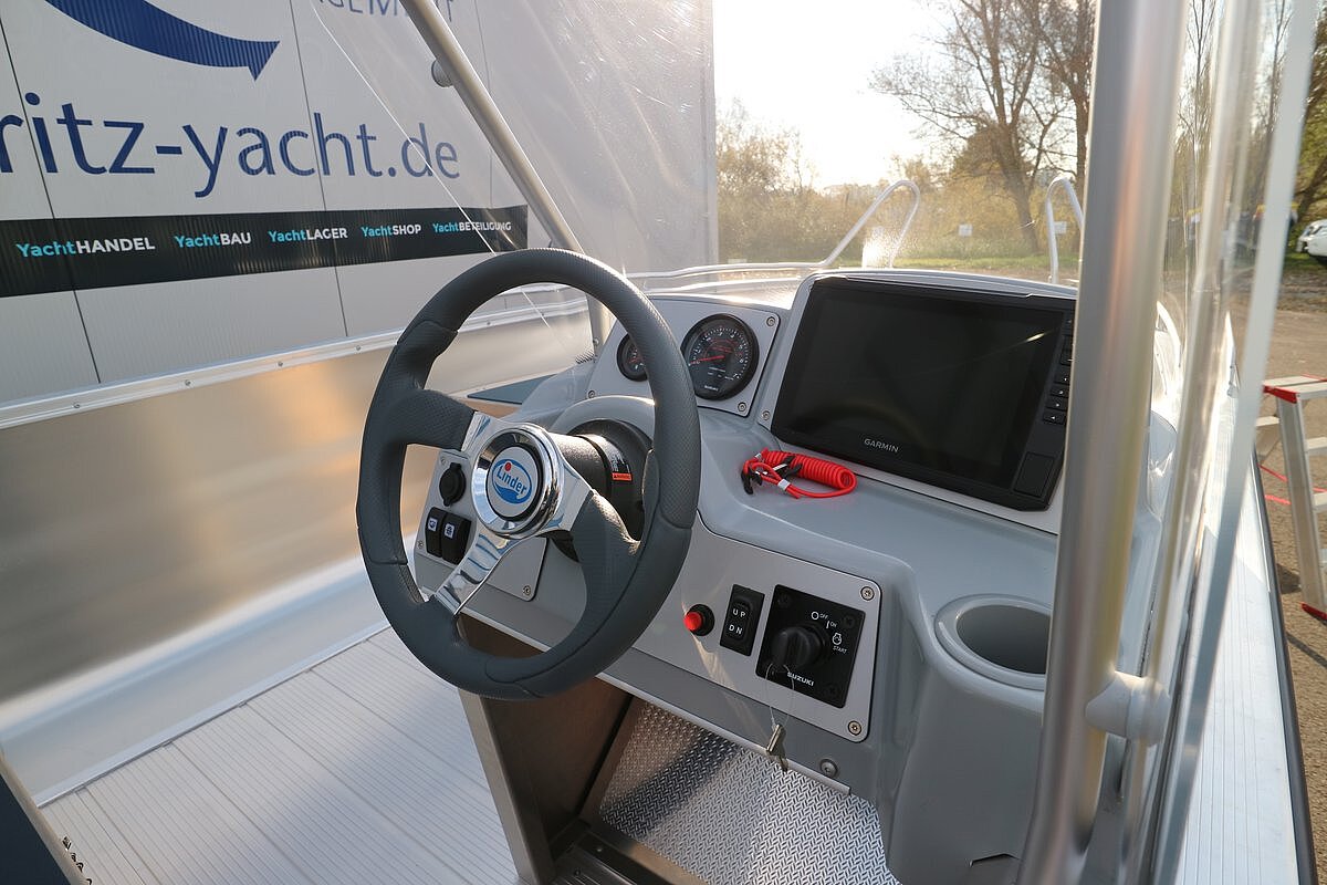 Dieses Bild zeigt das Steuer der Linder ARKIP 460 inkl. Garmin.