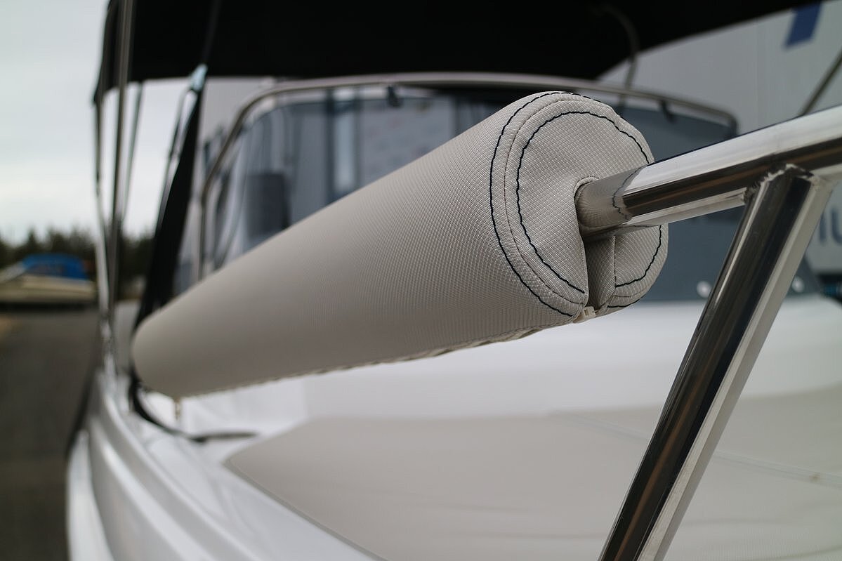 Dieses Bild zeigt unser Motorboot Aquila 5.3 Sundeck inkl. Motor - Reling mit Polster