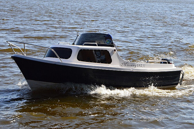 Das Bild zeigt unseren Mazury 485 K in Aktion von der Seite