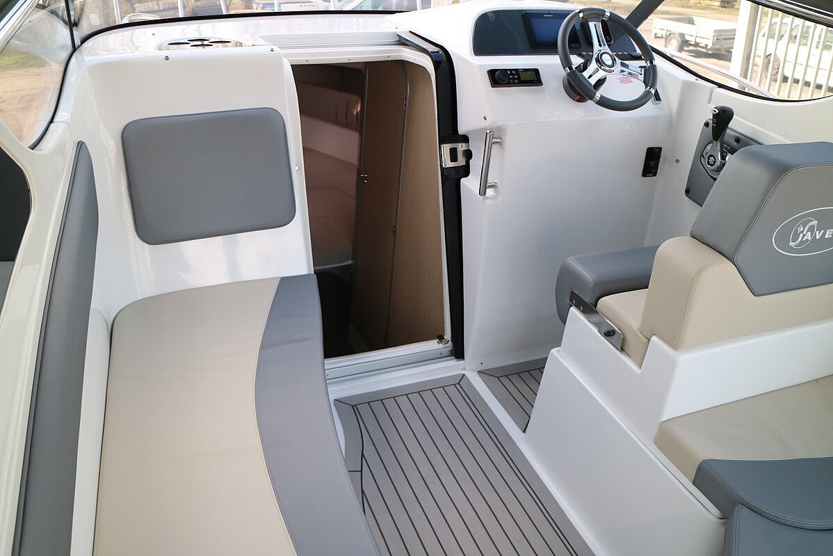 Dieses Bild zeigt unser Motorboot Saer 690 Cabin  - Blick in die Kabine