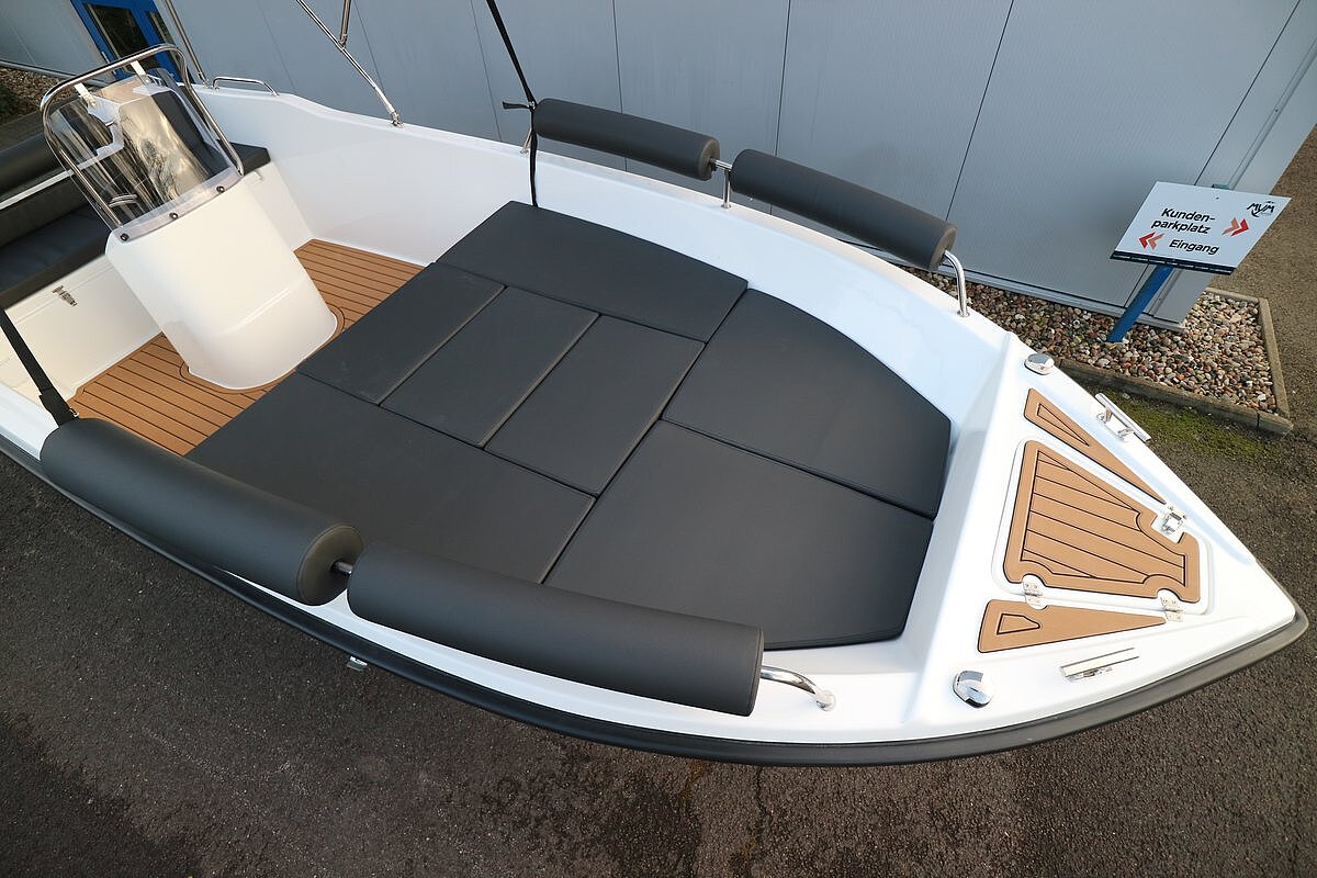 Dieses Bild zeigt unser Motorboot Aquila 4.8 Family inkl. Motor - Ansicht Liegefläche voll
