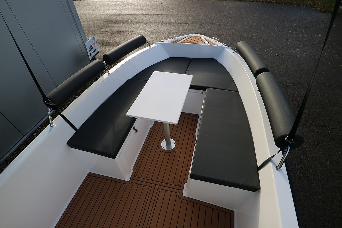 Dieses Bild zeigt unser Motorboot Aquila 4.8 Family inkl. Motor - Sitzfläche anderer Winkel mit Tisch