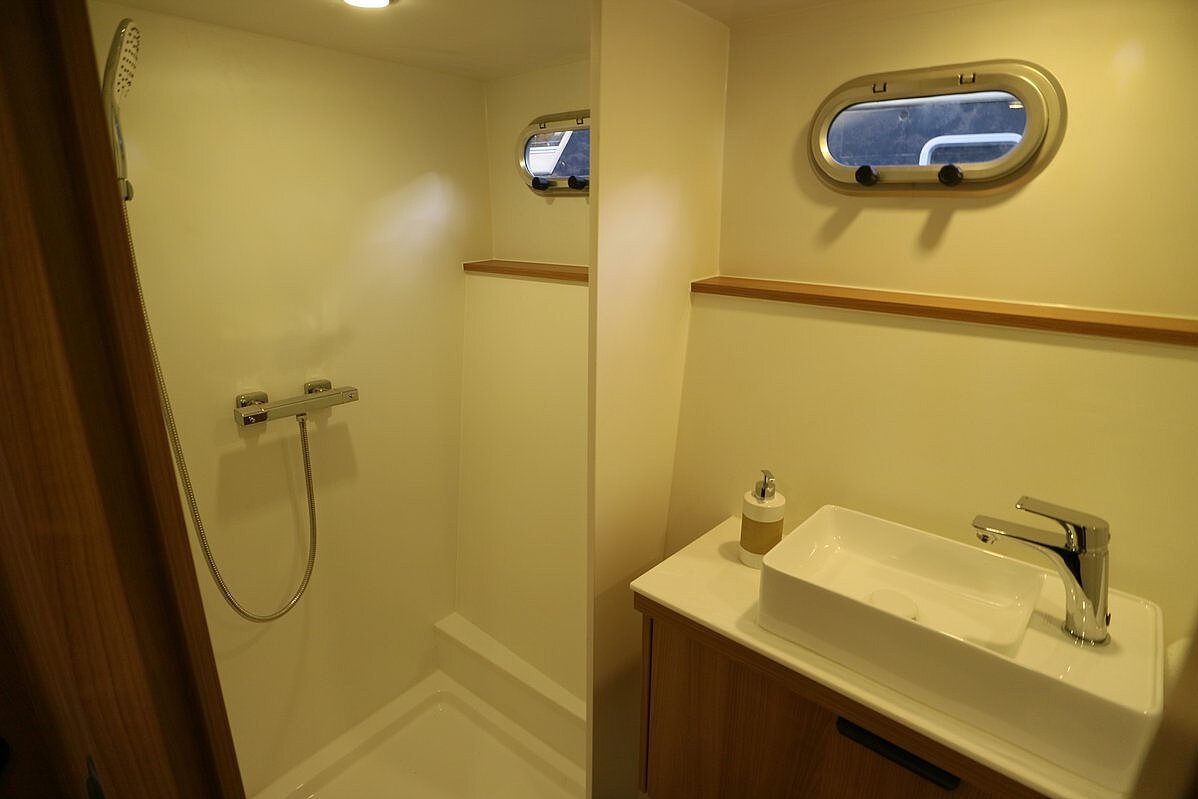 Dieses Bild zeigt unsere Yacht Sally - Concordia 120 AC  - Ansicht der Dusche