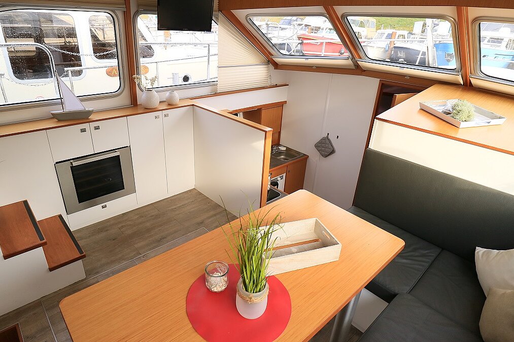 Dieses Bild zeigt unsere Yacht Platinum - M-Retro 120 - Salonansicht Tisch und Gang
