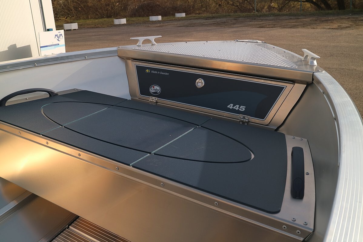 Dieses Bild zeigt unser Aluboot Linder Sportsman 445 Basic - Sitzbank vorne mit Stauraum