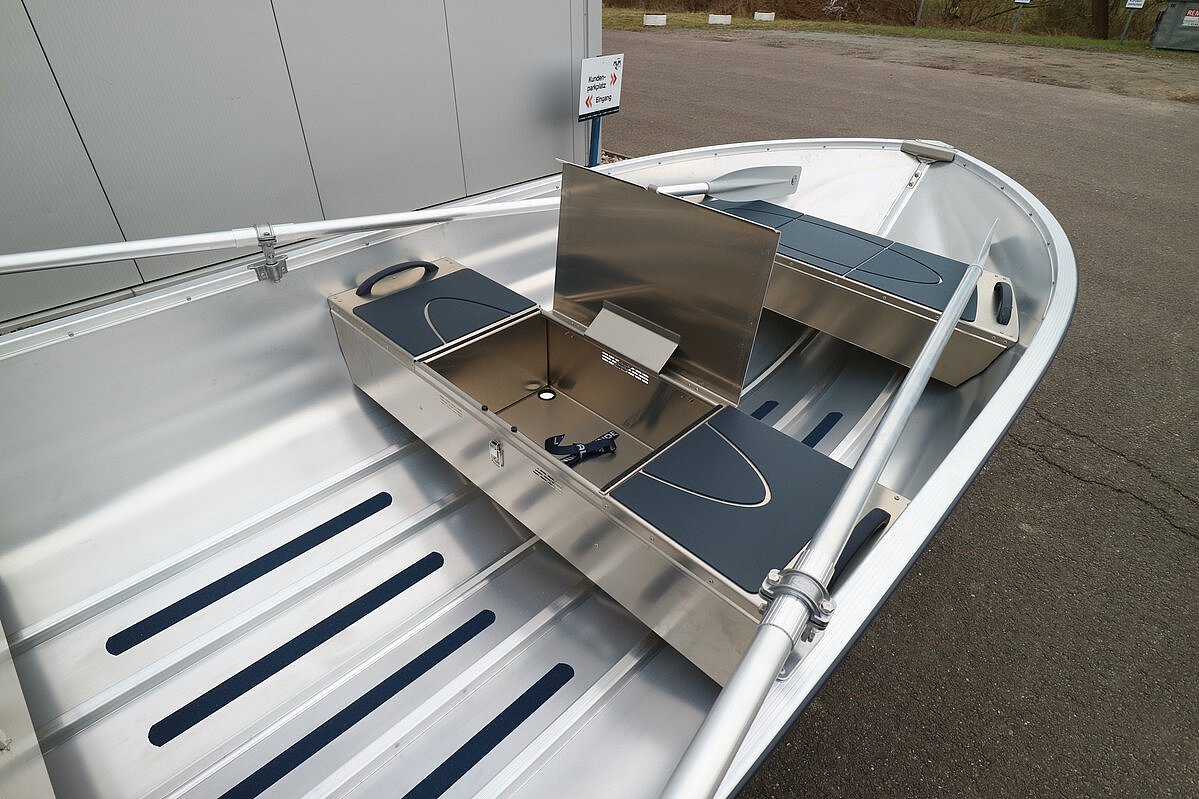 Dieses Bild zeigt unser Aluboot Linder Sportsman 400 - mittlerer Stauraum