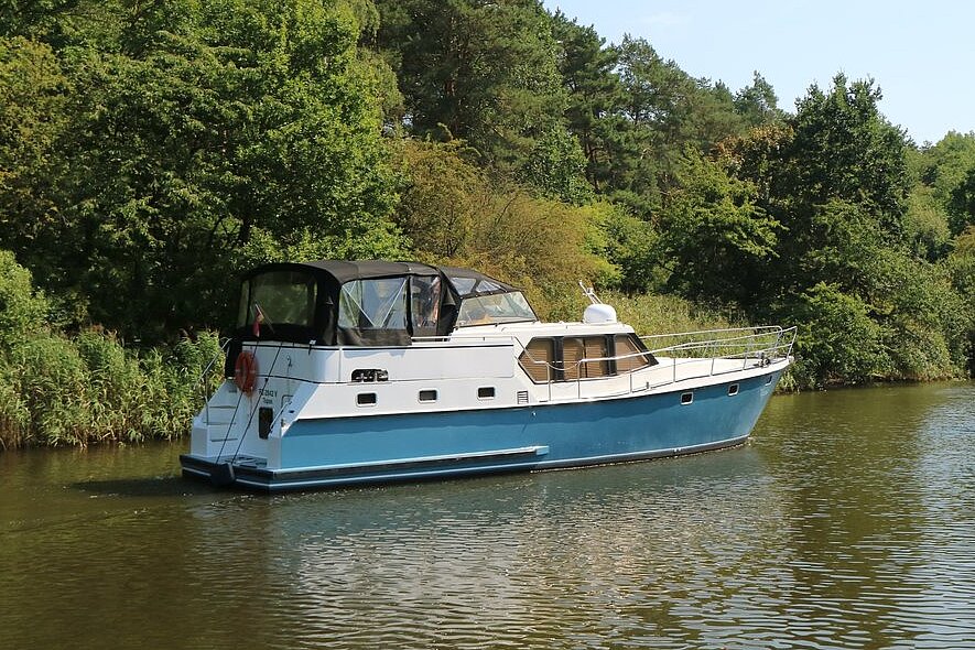 Dieses Bild zeigt unsere Yacht Topas - Siemer 44 Exclusiv - Seitenprofil von hinten