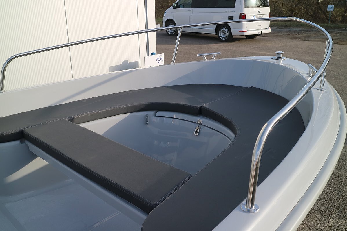 Das Bild zeigt unseren Mazury 480 LC Sitzreihe vorne