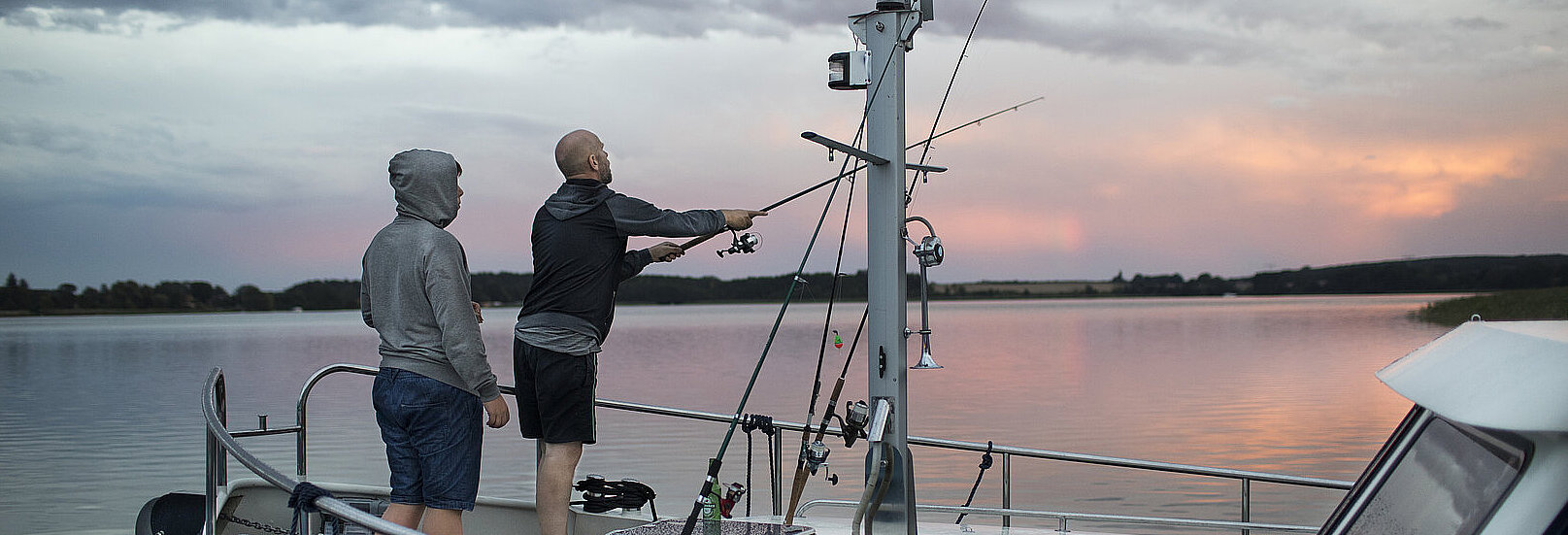 Auf diesem Bild sehen sie Personen beim Angeln