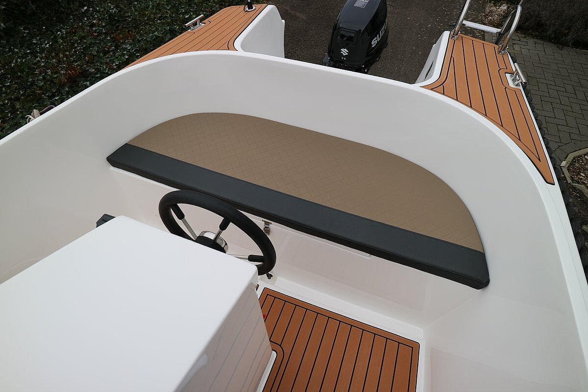 Dieses Bild zeigt unser Motorboot Aquila 5.2 Classic inkl. Motor- Ansicht auf die Steuerung mit Sitzbank, blick auf die Sitzbank