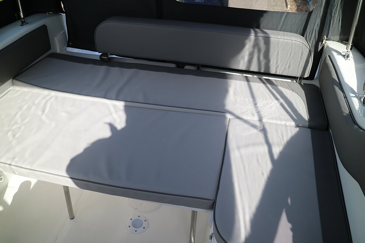 Dieses Bild zeigt unser Motorboot Saver 590 Cabin - Liegefläche