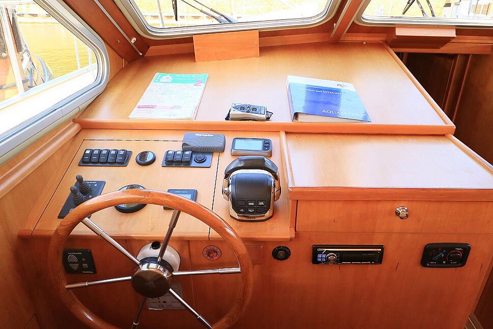 Dieses Bild zeigt unsere Yacht Aquamarin - M-Cruiser 125 - Detailansicht des Steuers anderer Winkel