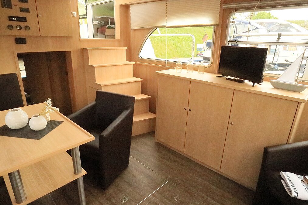 Dieses Bild zeigt unsere Yacht Hope - M-Retro 130 - Kabine mit Sitzgelegenheit 