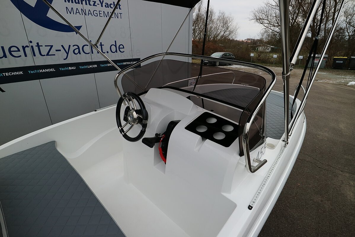 Dieses Bild zeigt unseren Infinity 455 MC von hinten in Nahaufnahme.