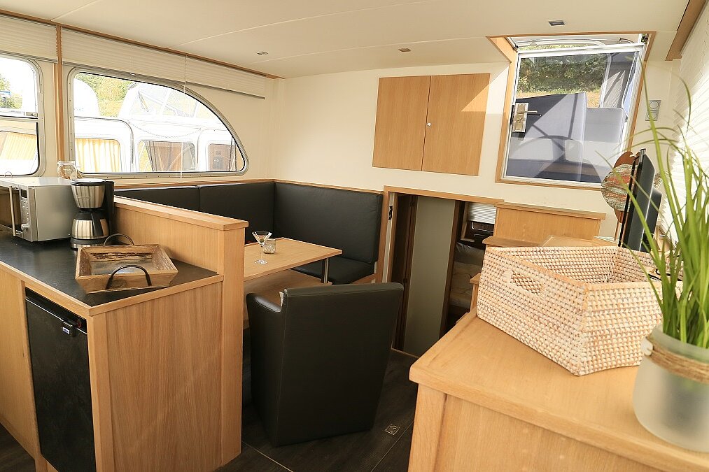 Dieses Bild zeigt unsere Yacht Sky Blue - M-Retro 140 Pool - Salon