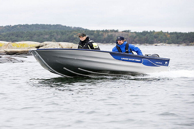 Linder Sportsman 445 Basic in Aktion 2 Personen sitzen im Boot