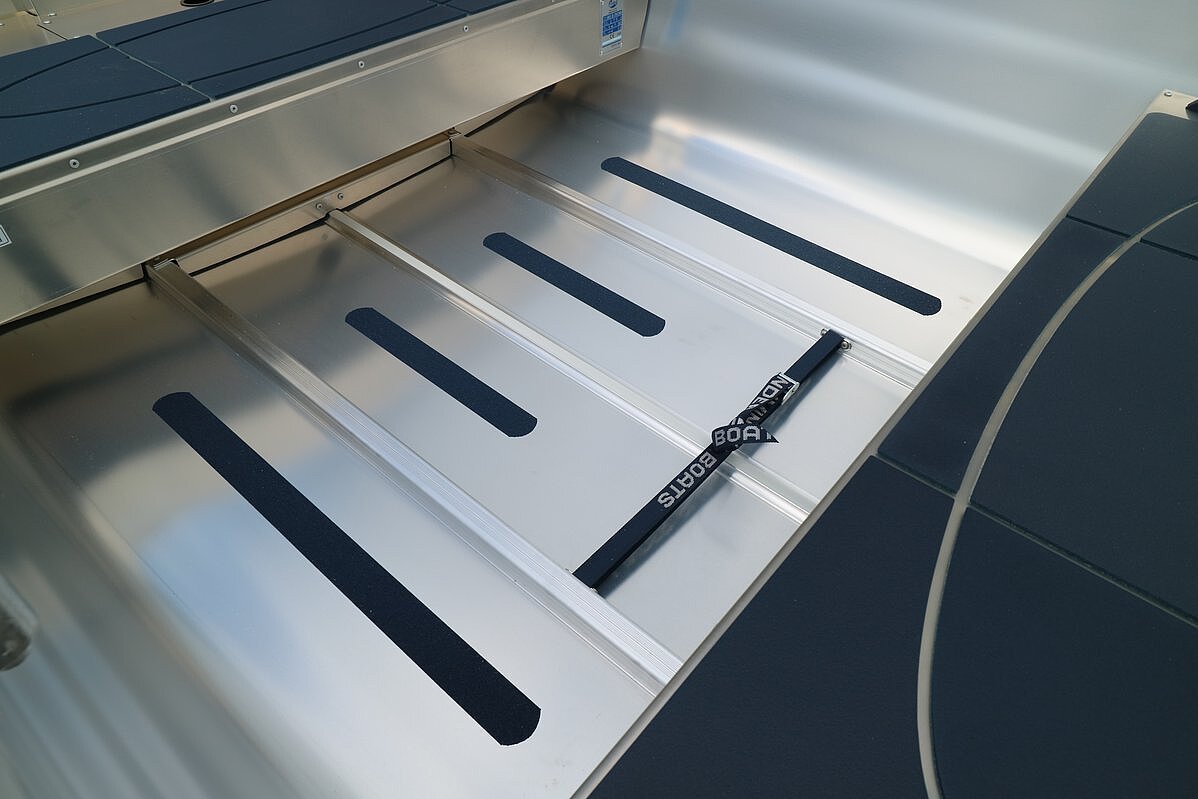 Dieses Bild zeigt unser Aluboot Linder Sportsman 355 - Antirutsch 