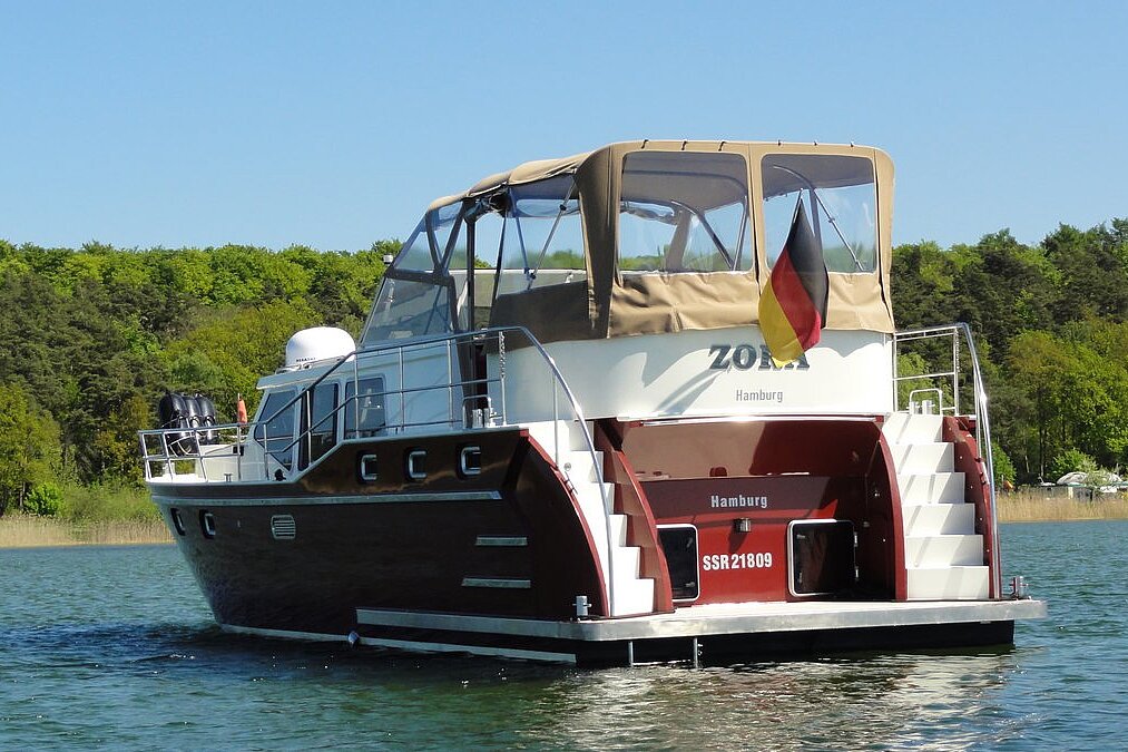 Dieses Bild zeigt unsere Yacht ZORA - Vacance 1350 - von Hinten