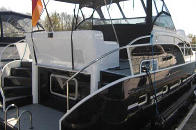 Dieses Bild zeigt unsere Yacht M-Line - M-Retro - Ansicht auf Steuer von hinten