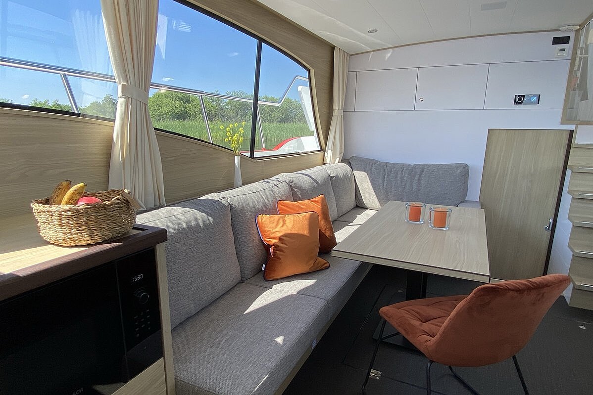 Dieses Bild zeigt unsere Yacht Vida - Discovery 47AC Luxury - Salon andere Seite