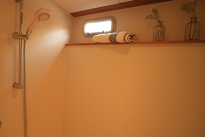 Diese Bild zeigt unsere Yacht Pollux - M-Classic 145 - Dusche