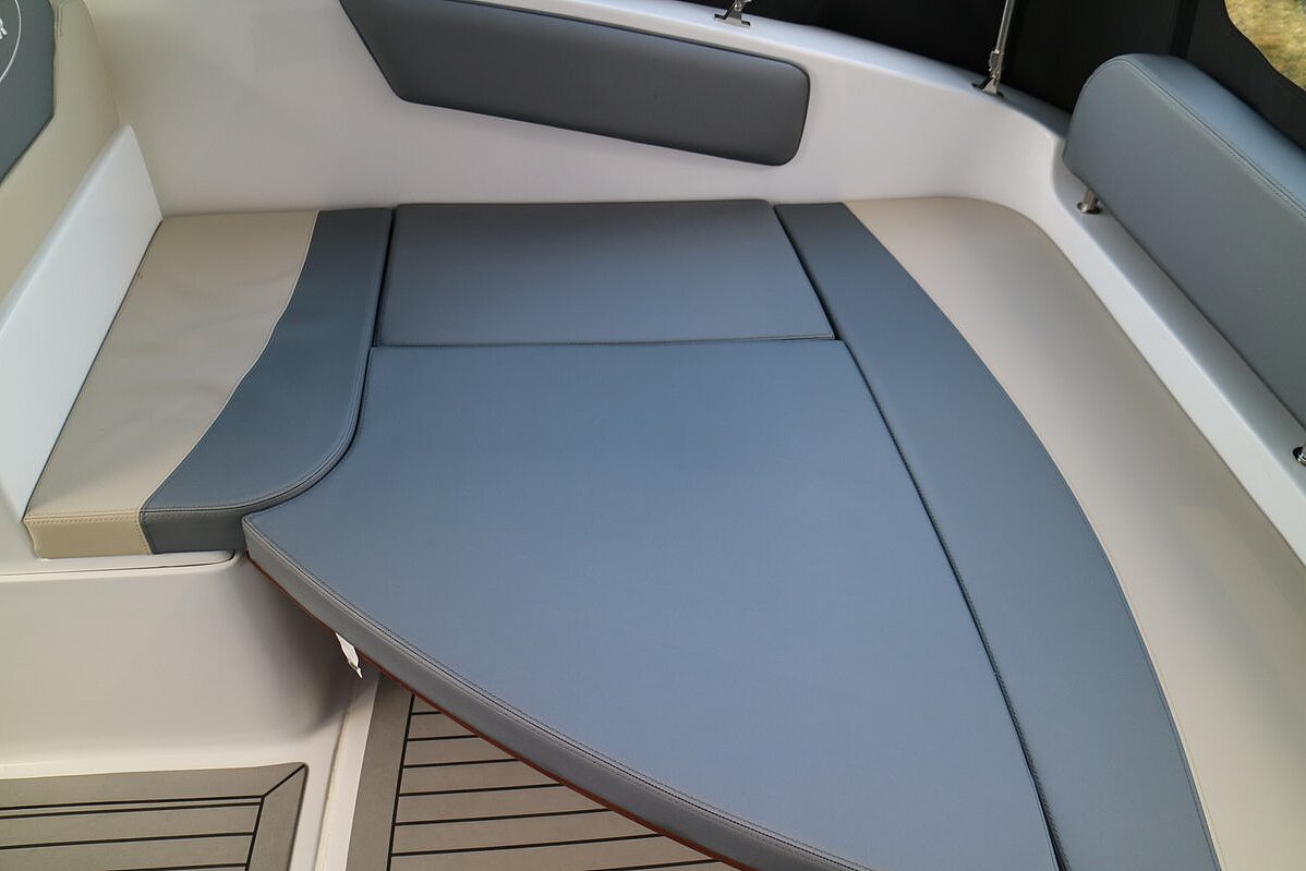 Dieses Bild zeigt unser Motorboot Saver 690 Cabin - Liegefläche