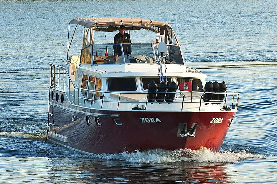 Dieses Bild zeigt unsere Yacht ZORA - Vcance 1350 - in Aktion