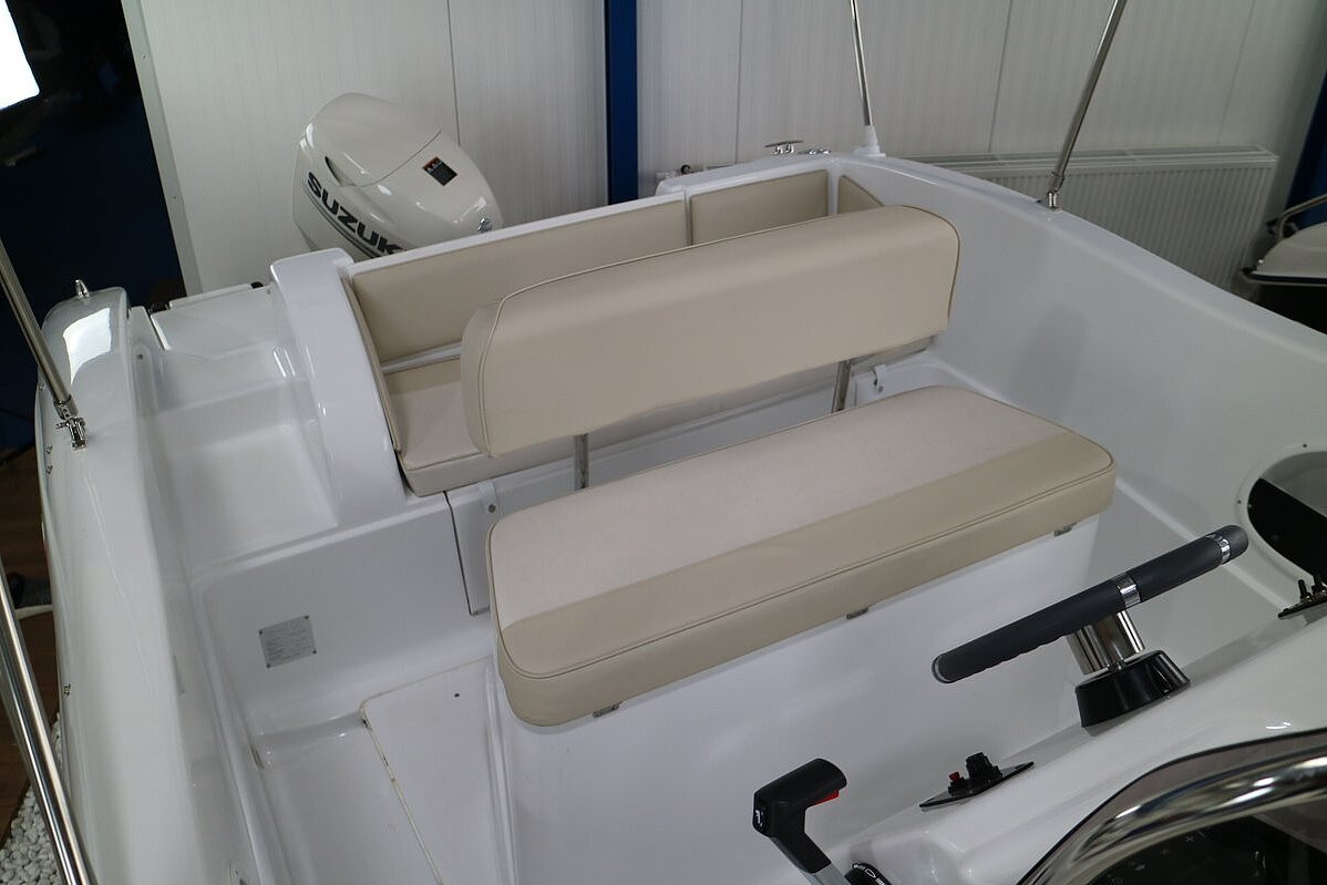 Dieses Bild zeigt unser Motorboot Saver 19 Open - Ansicht auf die Sitze