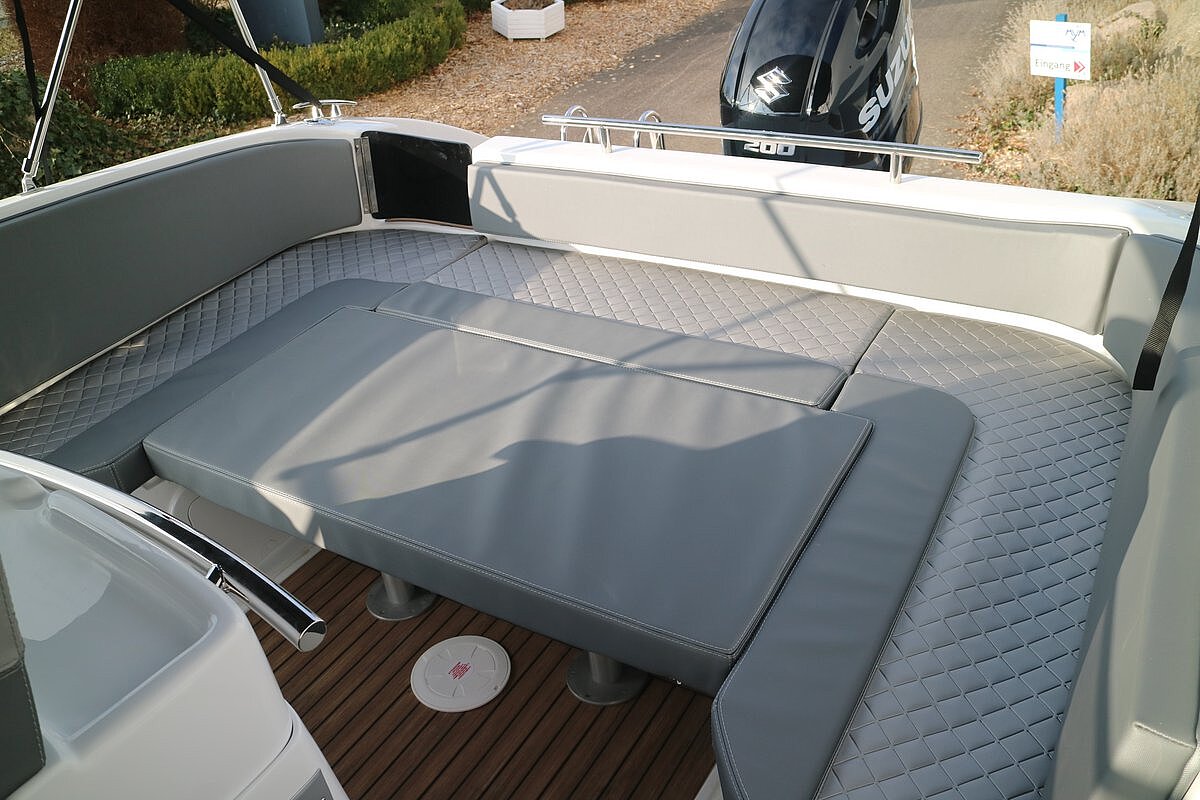 Dieses Bild zeigt unser Motorboot Saver 750 Walk Around - Sitzbank ausgeklappt