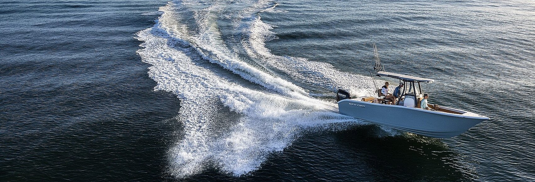Dieses Bild zeigt ein Boot auf dem Wasser das gerade eine Kurve fährt