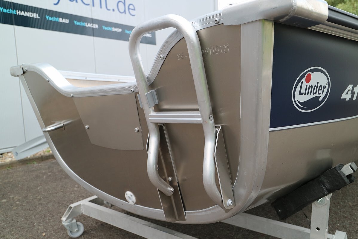 Dieses Bild zeigt unser Aluboot Lnder Fishing 410 - Hintere Leiter