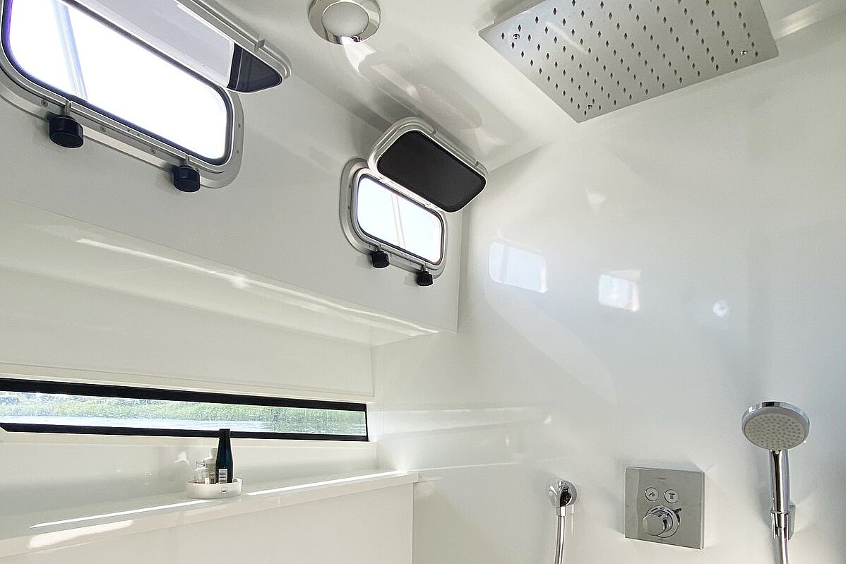 Dieses Bild zeigt unsere Yacht Vida - Discovery 47AC Luxury - Dusche
