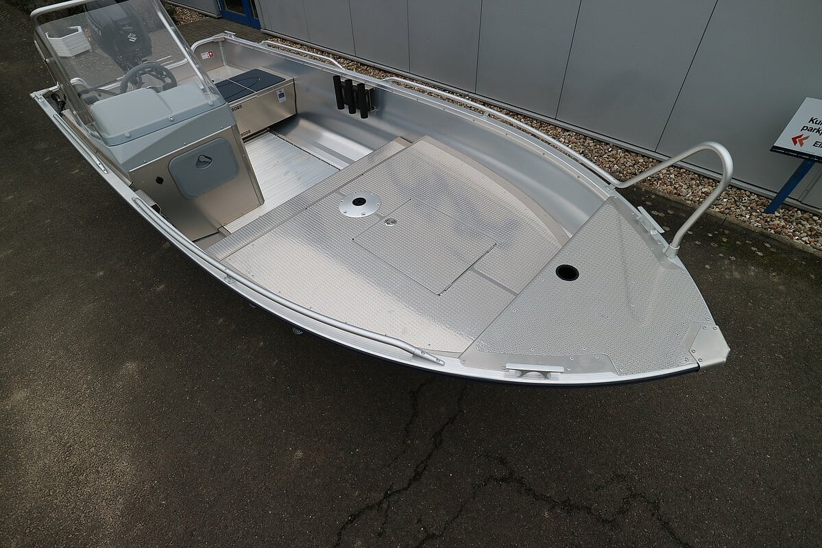 Dieses Bild zeigt unser Aluboot Linder Sportsman 445 Catch inkl. Garmin 9" GPS - Profilansicht von schräg oben