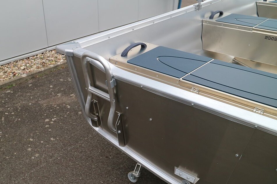 Dieses Bild zeigt unser Aluboot Linder Sportsman 400  - Rettungsleiter