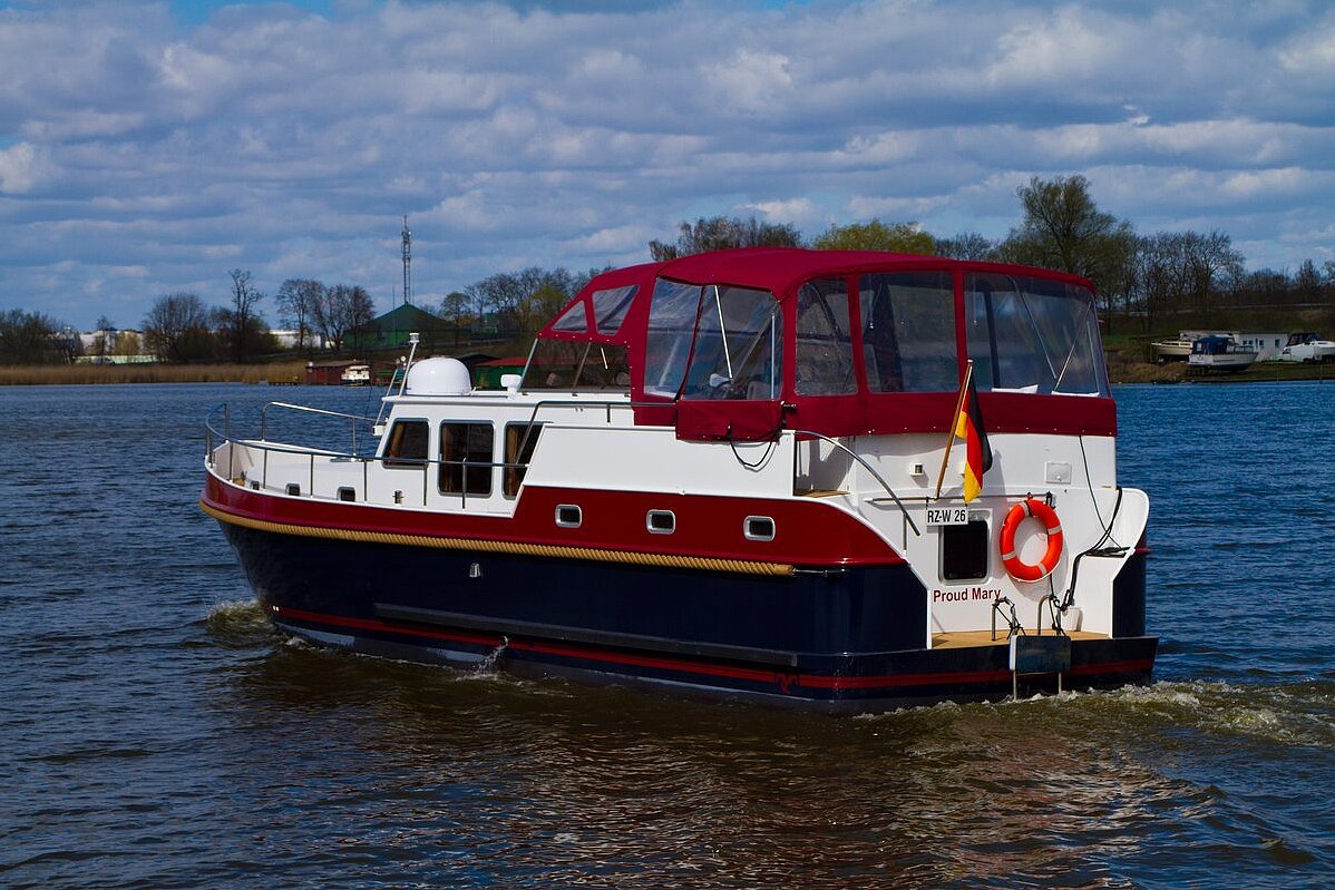 Dieses Bild zeigt unsere Yacht M-Classic 135 - von hinten