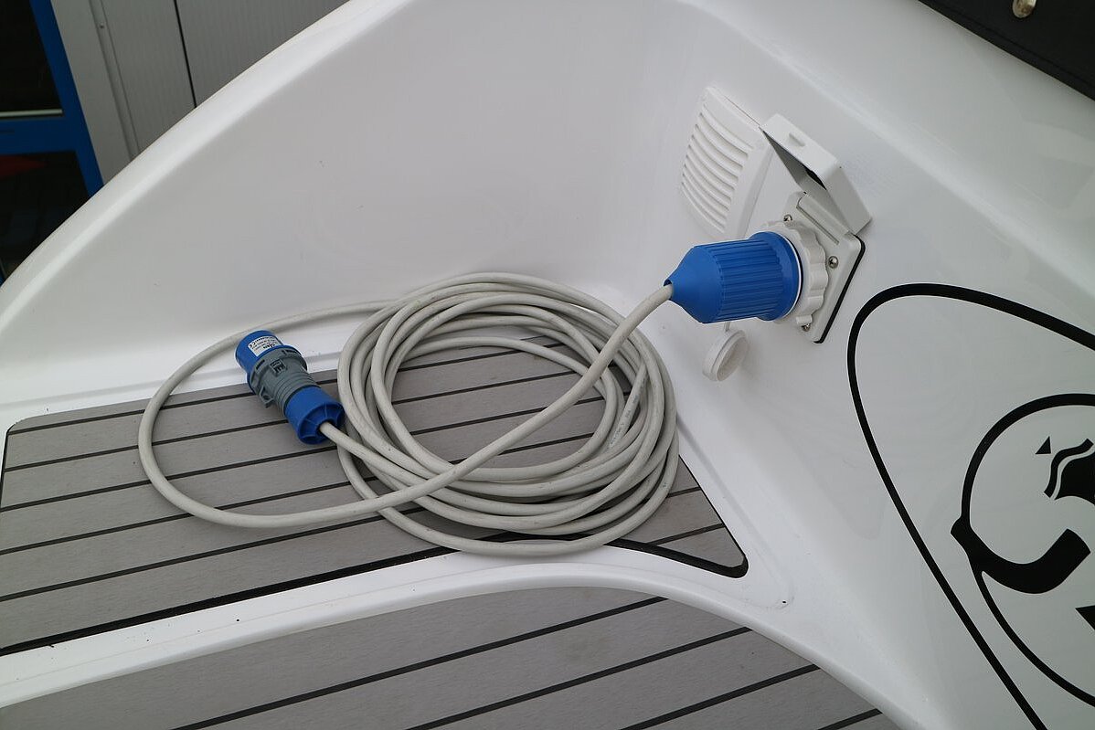 Dieses Bild zeigt unser Motorboot Saver 750 Cabin - Stromanschluss