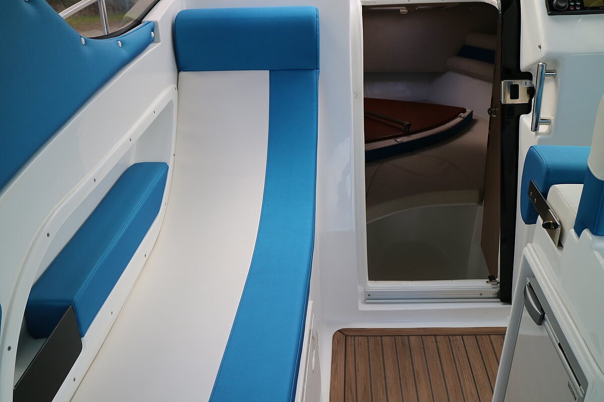 Dieses Bild zeigt unser Motorboot Saver 650 Cabin - Kabine - Liegefläche