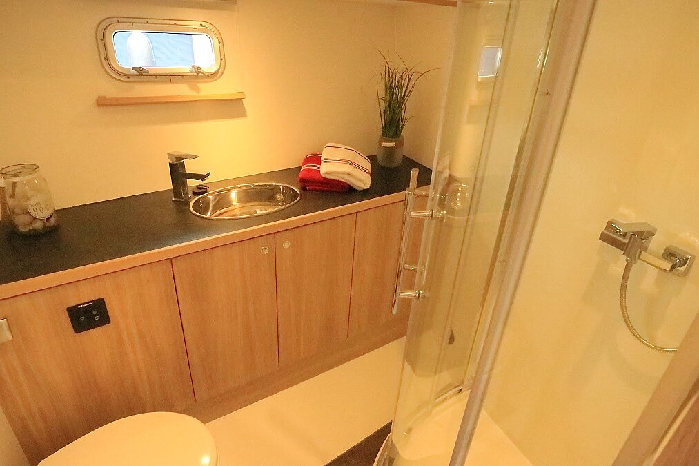 Dieses Bild zeigt unsere Yacht Hope - M-Retro 130 - Bad andere Winkel 