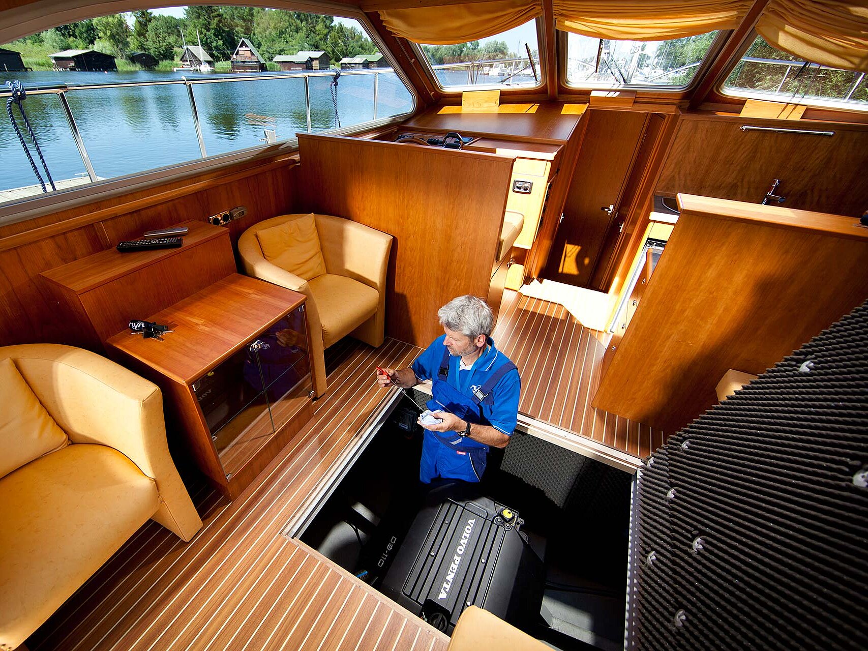 Ein Mitarbeiter wartet den Motor einer Yacht.