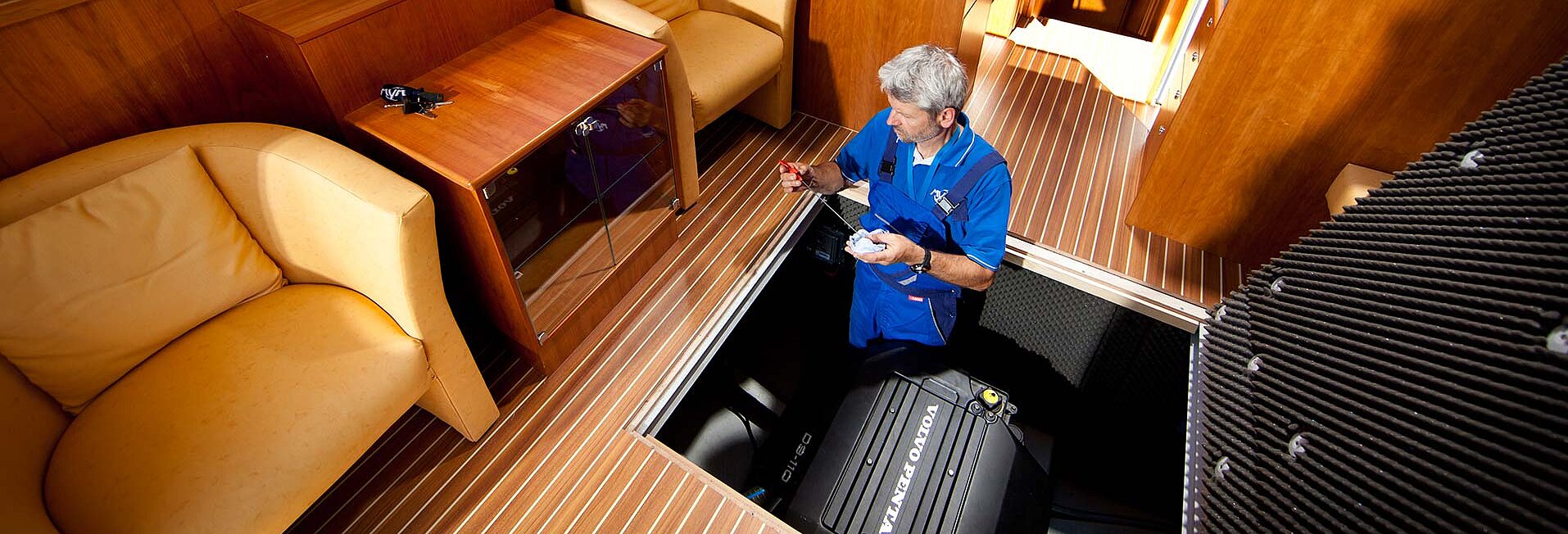 Dieses Bild zeigt einen unserer Techniker bei der Arbeit an einem Yacht Motor