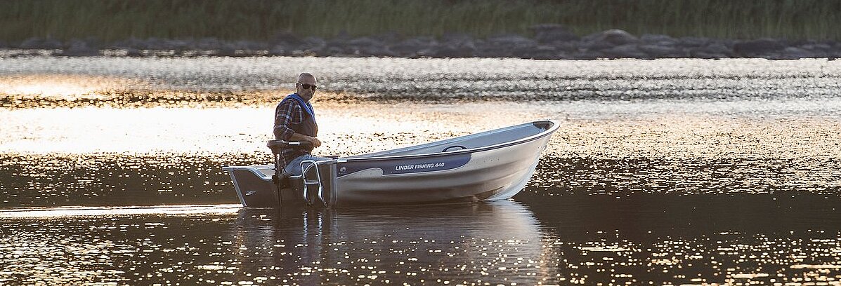 Auf diesem Bild sehen Sie ein Aluboot mit einem Angler 