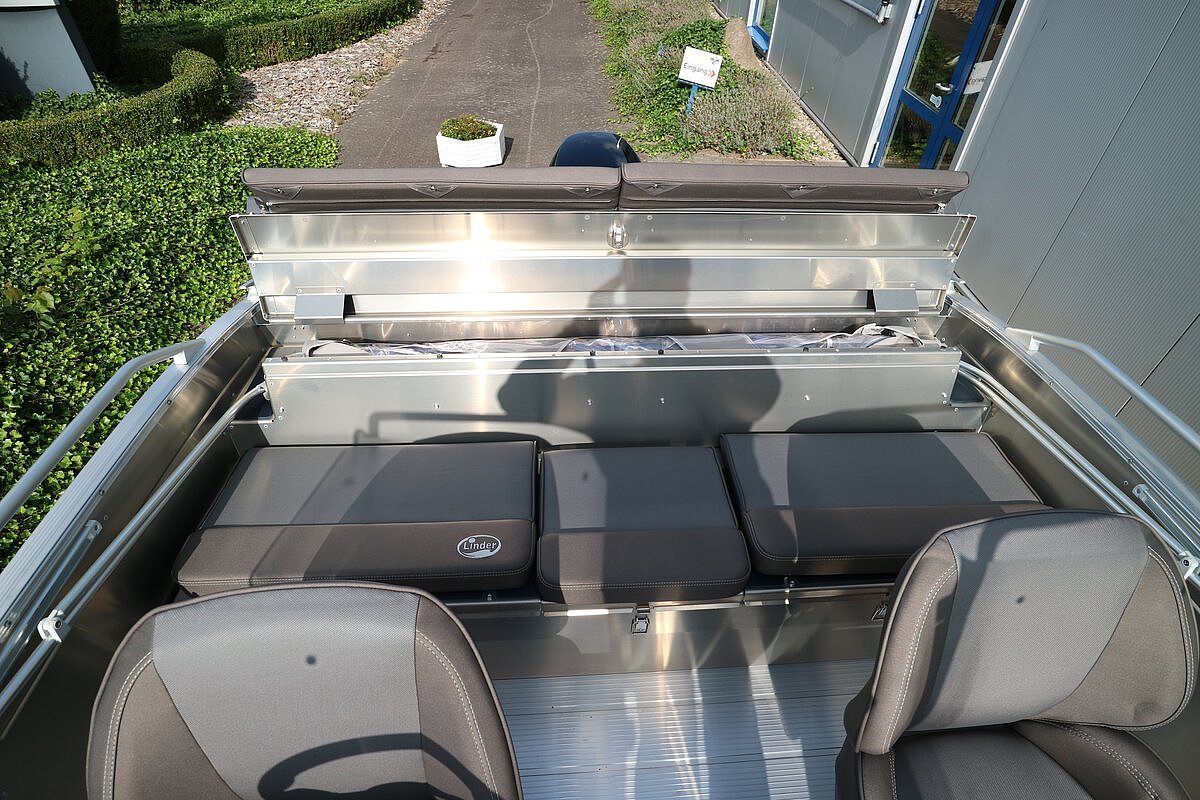 Dieses Bild zeigt unser Aluboot Linder Arkip 530 BR - Heck mit Sitzbank und Stauraum für Überdachung aufgeklappt