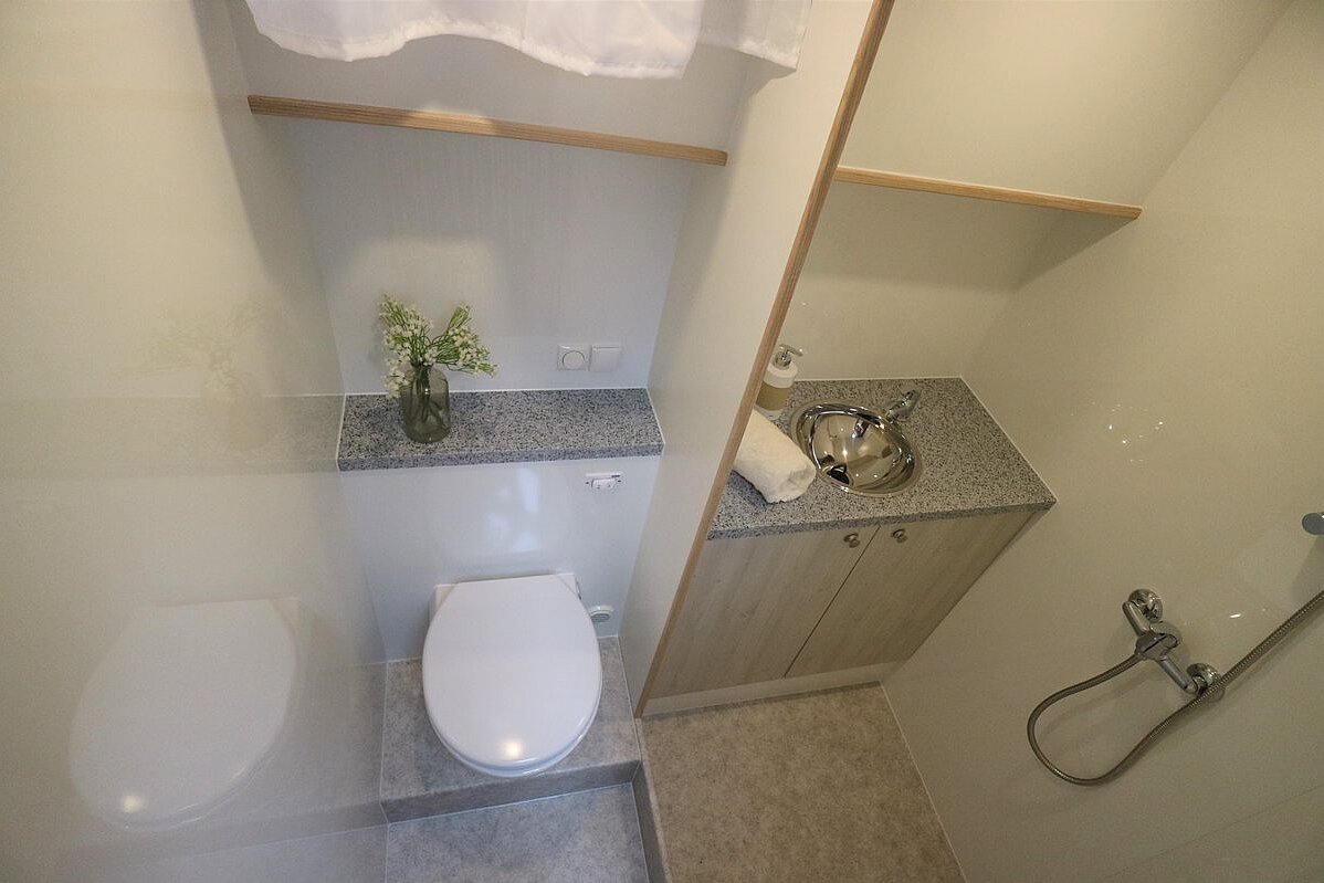 Dieses Bild zeigt unsere Yacht Charlie Brown - Concordia 108 AC - Bad