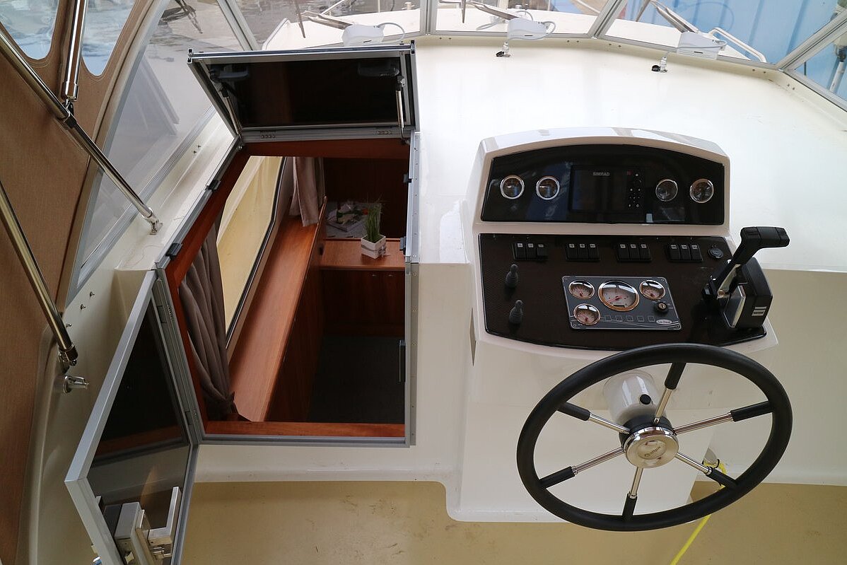 Dieses Bild zeigt unsere Yacht Charlie Brown - Concordia 108 AC - Steuer