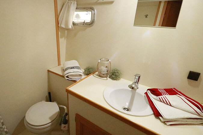 Dieses Bild zeigt unsere Yacht Louis - M-Sport 140 - Bad