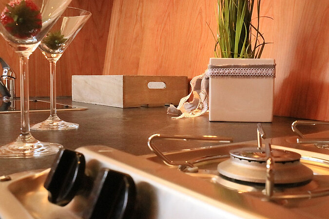 Diese Bild zeigt unsere Yacht Pollux - M-Classic 145 - Nahaufnahme Küche