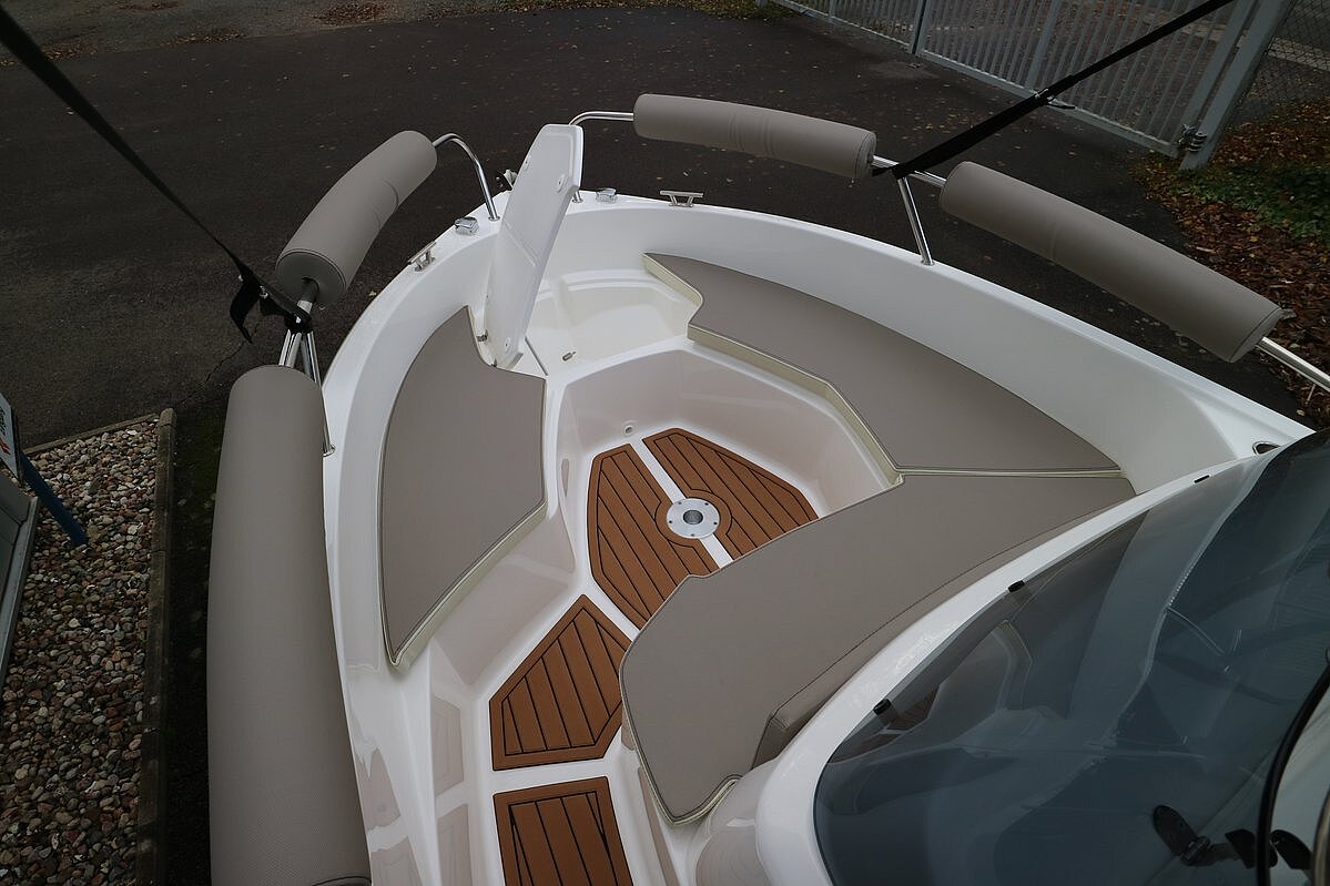 Dieses Bild zeigt unser Motorboot Aquila 5.3 Sun inkl. Motor - Ansicht der Sitzfläche mit geöffnetem Stau Fach